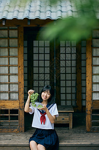 夏日小清新制服女孩拿着水果图片