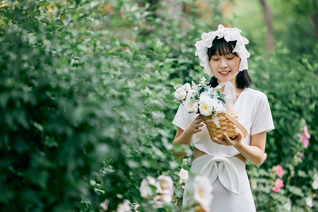 法式美女花园里散步高清图片