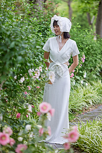 法式美女花园里散步高清图片