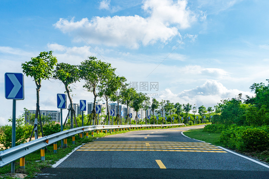 蓝天白云下的盘山公路图片