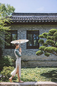 中国风庭院旗袍女性撑伞背景图片