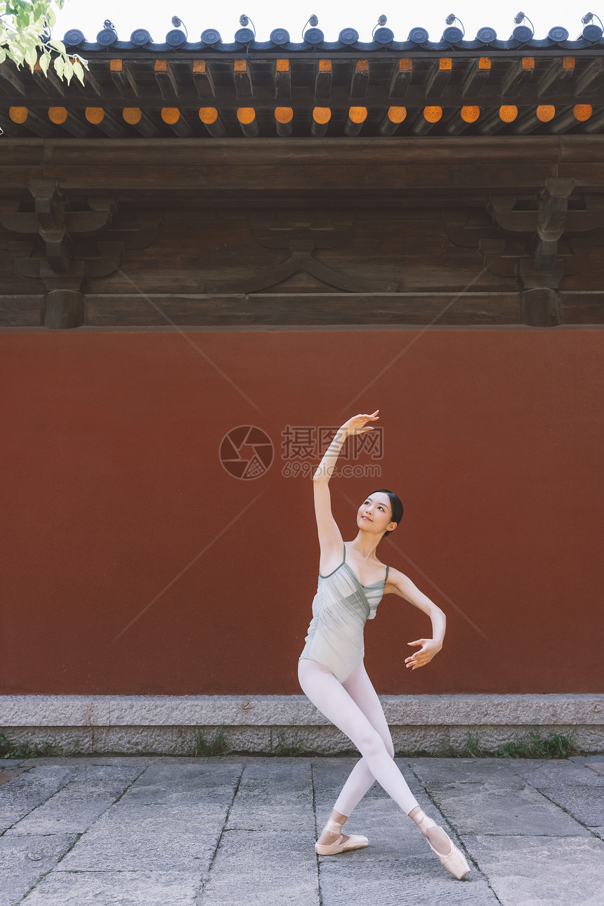 复古红墙柔美女性跳芭蕾舞图片