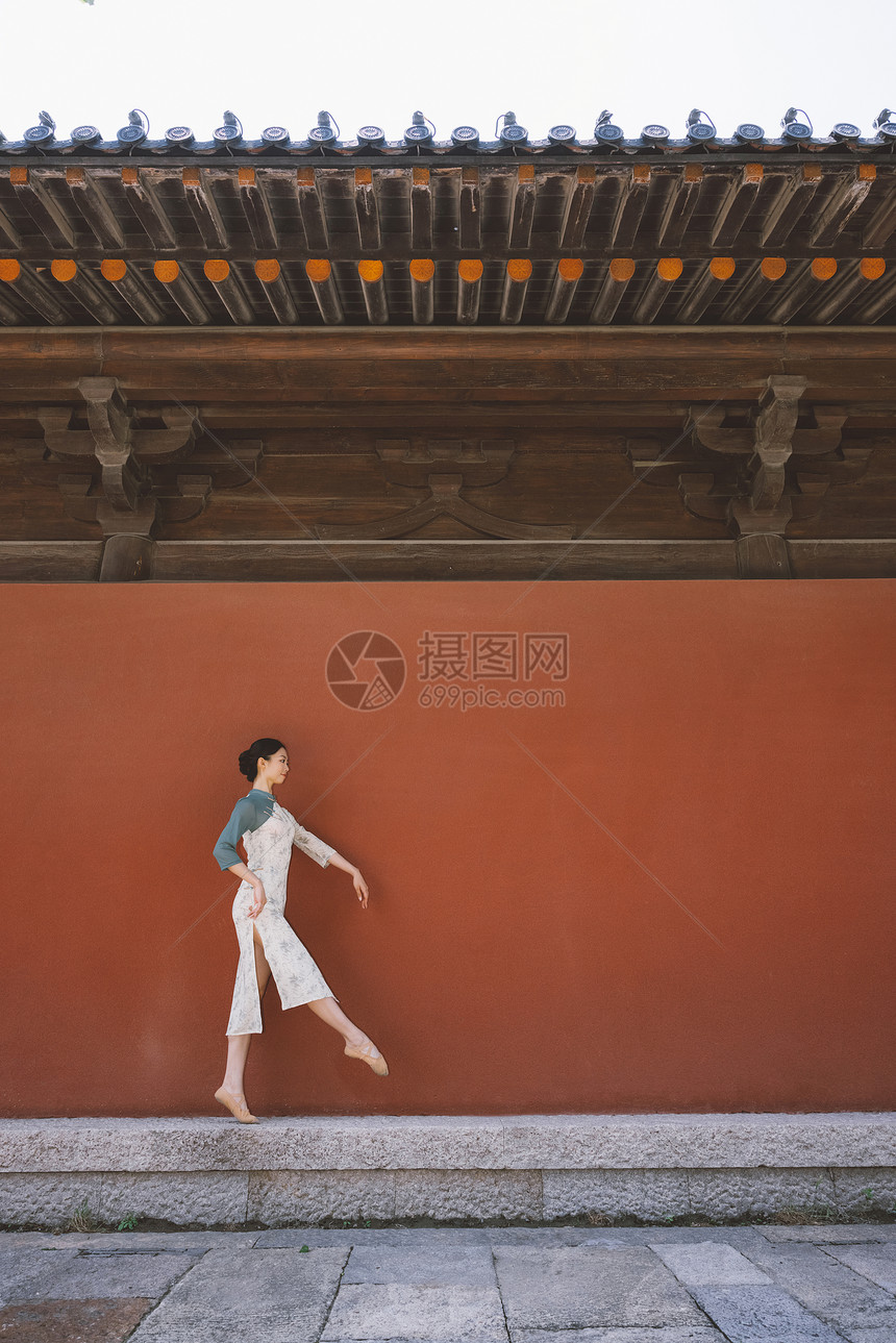 中国风复古红墙旗袍美女跳舞图片