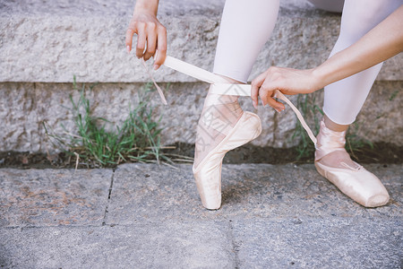 鞋艺术素材系穿芭蕾舞鞋绑带特写背景