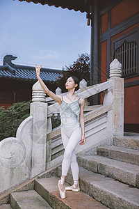 现代美女在寺庙跳芭蕾舞图片