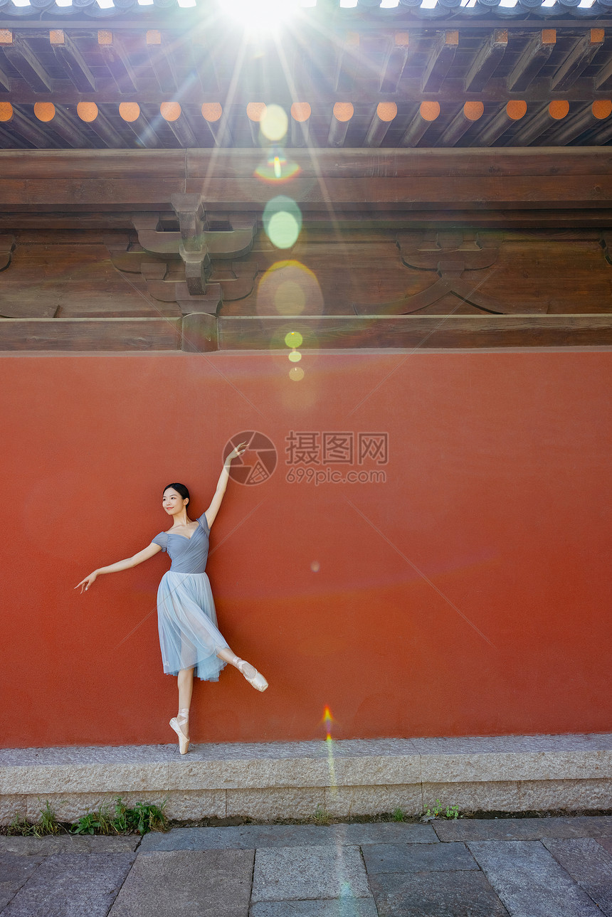 中国风红墙柔美优雅女性跳芭蕾舞图片