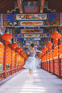 东方美女中国长廊院跳舞背景图片
