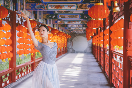 蓝色礼裙东方美女在中国风的长廊跳舞背景