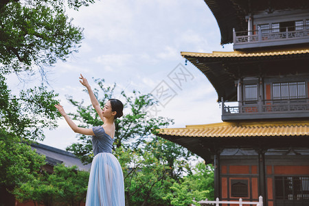 古典美女寺庙庭院跳舞图片