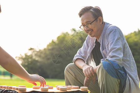 中老年男性在公园里下象棋图片