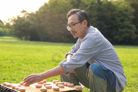 在公园里下象棋的中老年男性图片