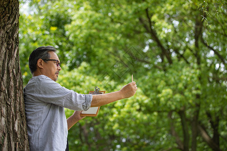 中年男性户外休闲写生图片