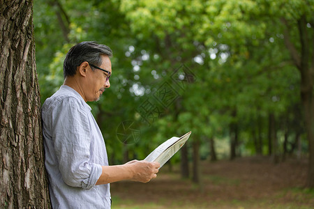 中年男性在户外看书图片