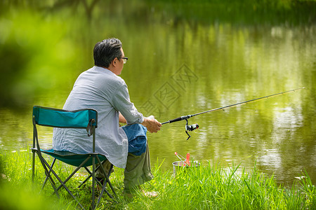 休闲垂钓在河边钓鱼的男中年男性背影背景