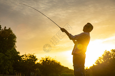 渔夫在夕阳下钓鱼拉杆高清图片