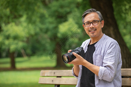 在公园的休闲中年人摄影形象图片