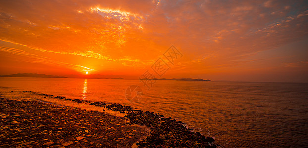 拍摄浙江沿海码头清晨日落日出彩霞图片