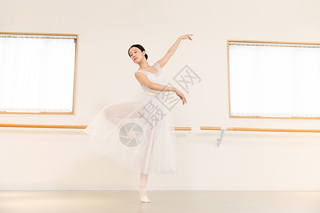 芭蕾舞培训老师动作展示图片