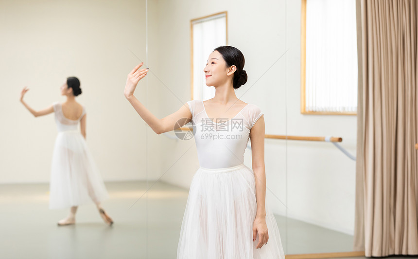 芭蕾舞者对着镜子展示练习图片
