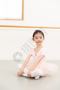 盘腿而坐的学生学习芭蕾舞的小女孩背景