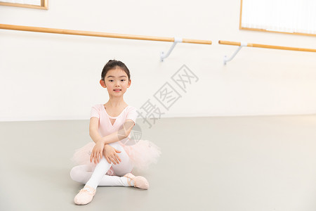 盘腿而坐的学生芭蕾舞的小女孩盘腿坐背景