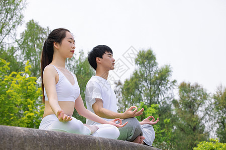 户外情侣在山间瑜伽动作图片