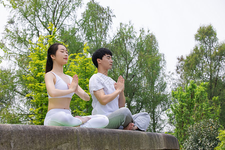 情侣瑜伽户外情侣在山间瑜伽动作背景