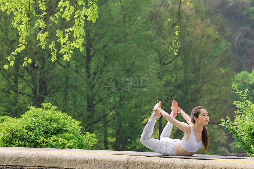 女性在公园里做瑜伽锻炼图片