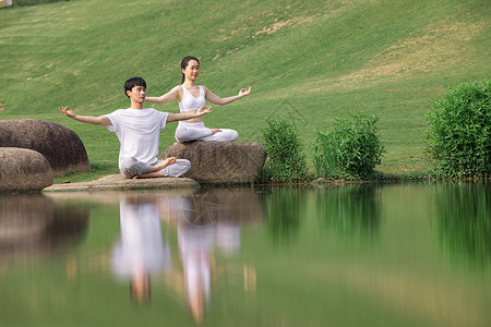双人户外河边瑜伽锻炼图片