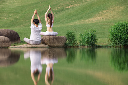 双人户外河边瑜伽锻炼背影高清图片