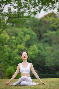 在公园里锻炼瑜伽的女性形象图片