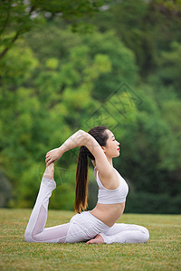 在公园里锻炼瑜伽的女性形象图片
