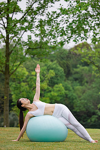 使用瑜伽球锻炼健身的女性图片