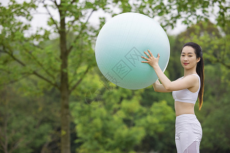 女性在公园里做瑜伽锻炼图片