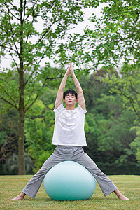 男性在户外瑜伽锻炼背景图片