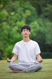 男性在户外瑜伽打坐冥想高清图片