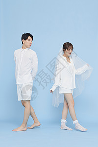 韩系简约情侣背对背行走背景图片