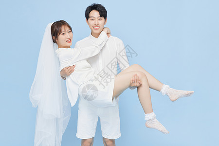韩系白衣男生公主抱女友图片