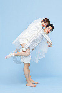 韩系白衣男生背着女友高清图片