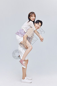 韩系男生背着女友图片