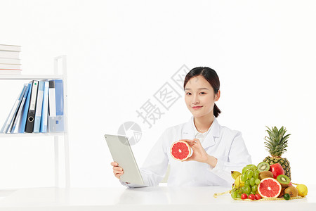 女性营养师手拿柚子背景图片