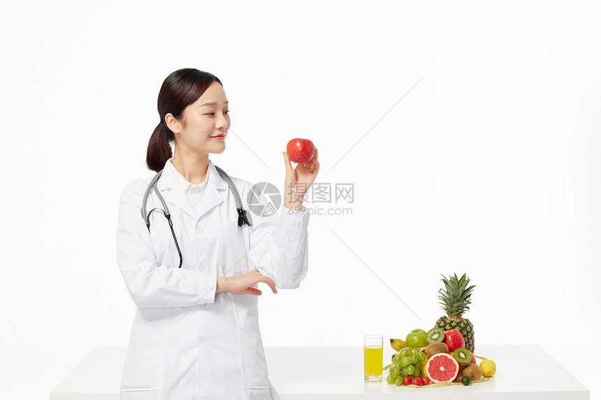 女营养师手拿苹果展示图片