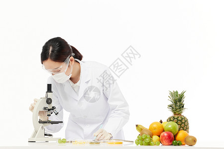 营养学家用显微镜检验水果样本背景图片