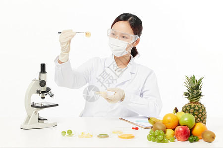 蔬菜检验营养学家用显微镜检测食物样本背景