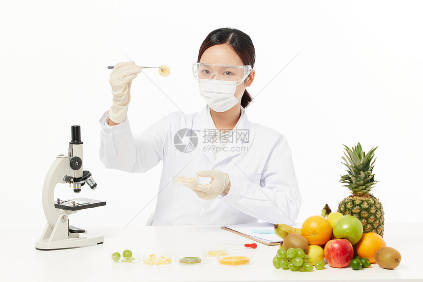 女营养师检测食品图片