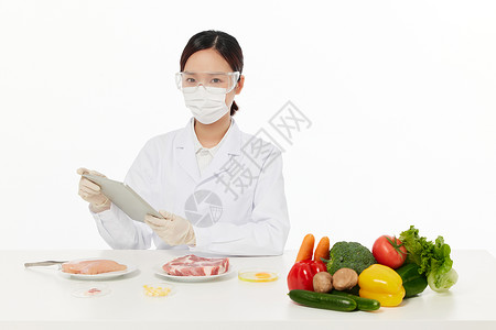 女营养师对肉类进行质检高清图片
