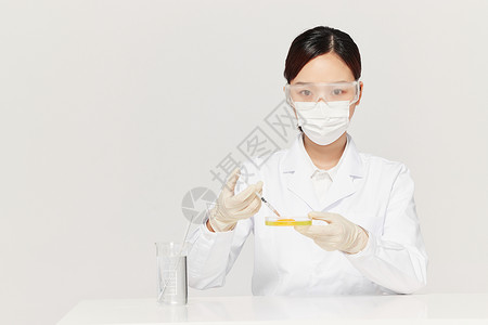 女营养师使用滴管对食物做实验高清图片