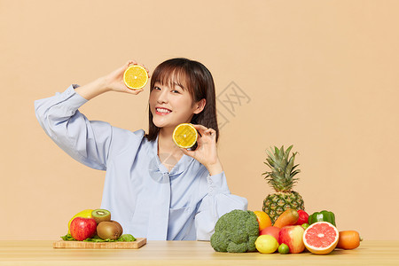女营养师手拿苹果展示可爱女营养师手拿橙子形象背景