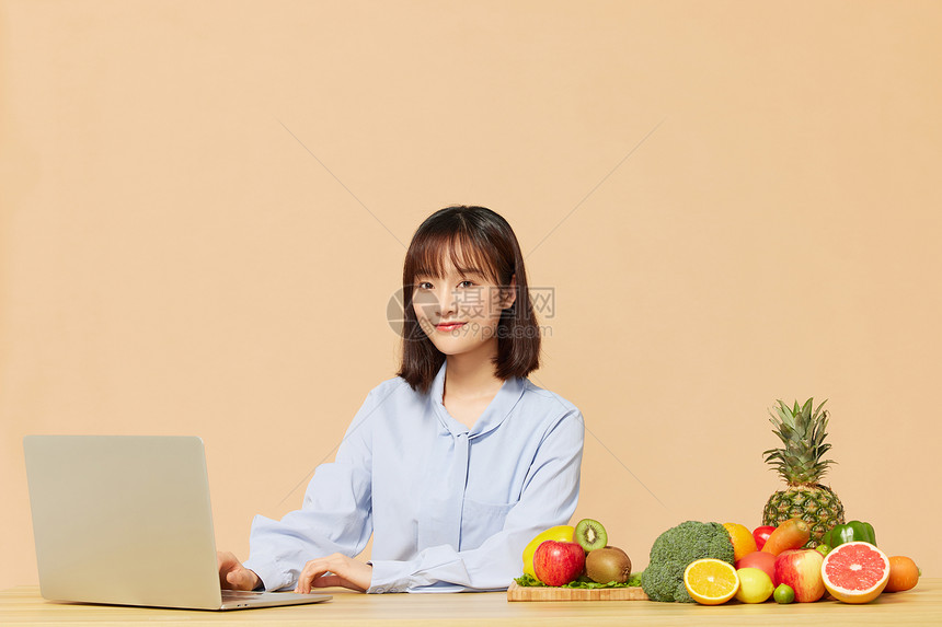 青年女营养师电脑办公图片