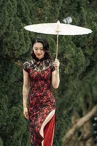 国潮树穿着旗袍的美女打伞背景